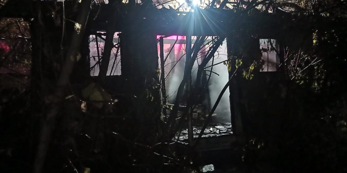 Foc izbucnit în miez de noapte, pe strada Bazelor din Burdujeni. O baracă folosită de oamenii străzii a fost mistuită de flăcări