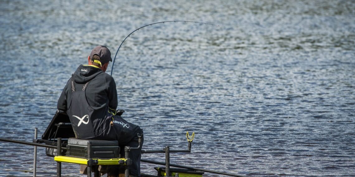 Sfârșit cumplit pentru un pescar din Rădăuți. A murit electrocutat după ce undița a atins firele de înaltă tensiune