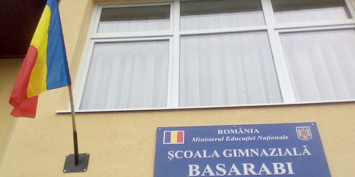 Incident grav într-o școală din comuna Preutești. Un elev ar fi fost apucat de gât de directorul adjunct. Bunica copilului, angajată a școlii, a suferit un infarct după ce a cerut explicații