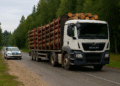 TIR încărcat cu lemn fără acte, descoperit la Slătioara. Polițiștii au indisponibilizat camionul și au confiscat peste 12 metri cubi de material lemnos