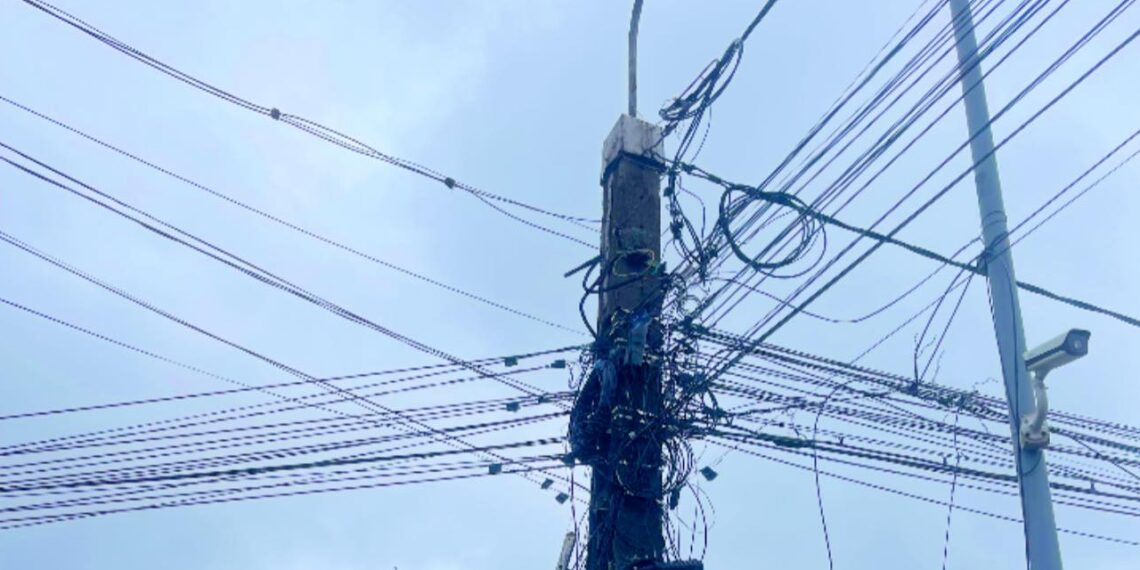 Primăria Suceava începe pe 2 decembrie îndepărtarea cablurilor neetichetate și neutilizate de pe principalele bulevarde, în cadrul proiectului de trecere în subteran a rețelelor aeriene