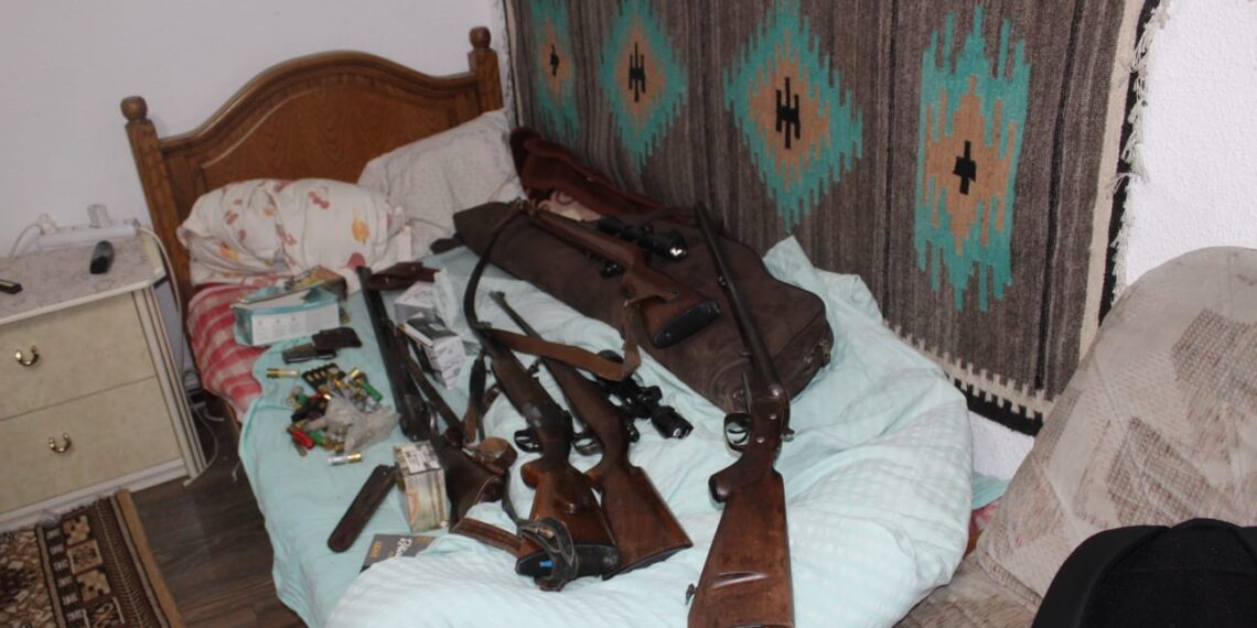 Percheziții la vânători autorizați care vânau ilegal cu sprijinul unui paznic. Arme, muniție și capcane metalice confiscate