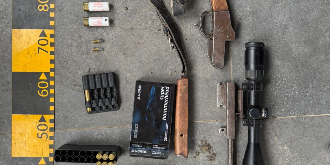 Percheziții la vânători autorizați care vânau ilegal cu sprijinul unui paznic. Arme, muniție și capcane metalice confiscate