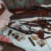 Percheziții la vânători autorizați care vânau ilegal cu sprijinul unui paznic. Arme, muniție și capcane metalice confiscate