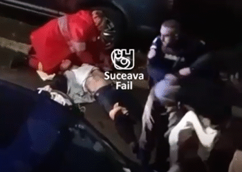 Șofer de ride-sharing, tăiat cu cuțitul de un puștan de 17 ani din Dumbrăveni, pentru doi lei, pe străzile Sucevei. Polițiștii au scos cu forța agresorul din mașină