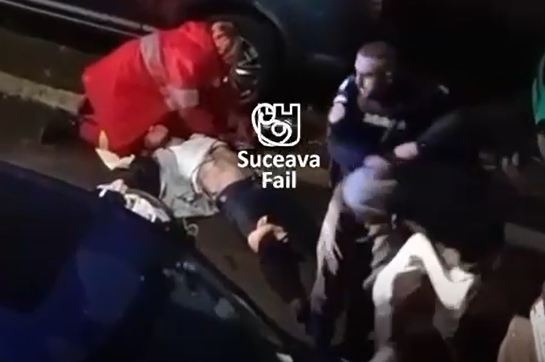 Șofer de ride-sharing, tăiat cu cuțitul de un puștan de 17 ani din Dumbrăveni, pentru doi lei, pe străzile Sucevei. Polițiștii au scos cu forța agresorul din mașină