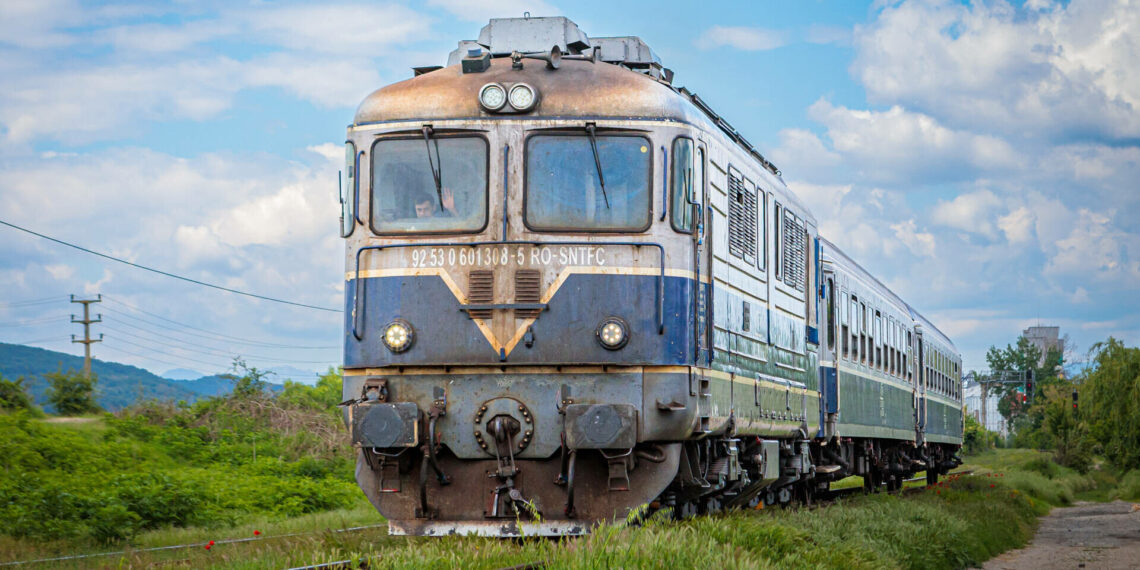 Bărbat din Sfântu Ilie, salvat de la moarte după ce a vrut să se arunce în fața trenului. Soția a sunat la 112 și polițiștii au oprit trenul în ultima clipă