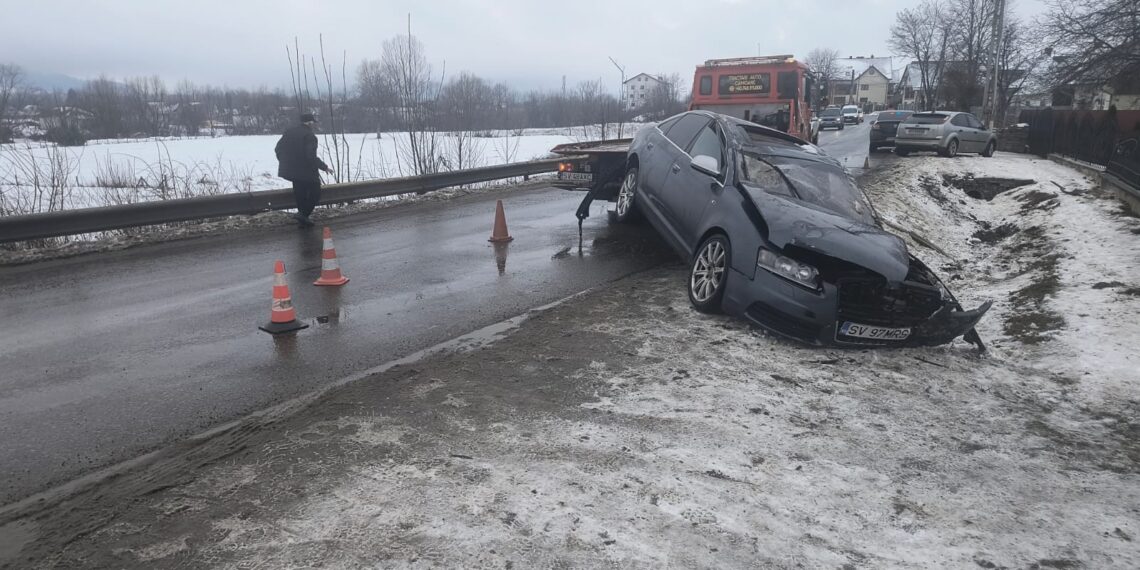 Doi bărbați beți, răniți și nervoși au fost încătușați după ce s-au oprit cu mașina într-un cap de podeț. Nu voiau să recunoască cine a condus