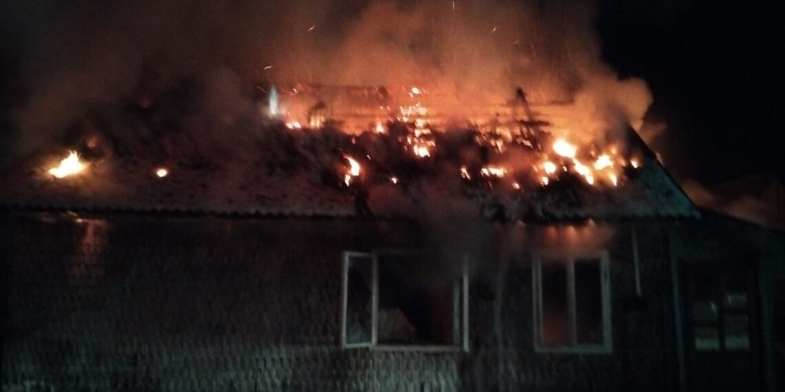 Incendiu la o casă din Pârteștii de Jos, în miez de noapte. O femeie a suferit un atac de panică
