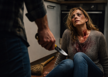 3 ani și 4 luni de închisoare pentru un bărbat din Fântânele care a fost cât pe ce să-și ucidă soția înainte de Ajunul Crăciunului. Bătută cu mătura și tăiată la gât cu cutterul, după ce ar fi băut banii ascunși pentru lemne de foc