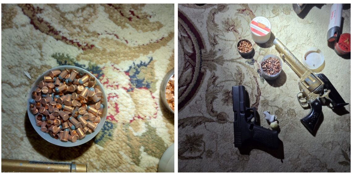 Doi bărbați au intrat peste un cuplu din Voitinel și i-au amenințat cu moartea, fluturând un cuțit și un topor, apoi le-au distrus mașina. Unul dintre agresori a fost reținut, după ce la locuința lui a fost găsit un pistol