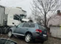 Pieton lovit de un Touareg scăpat de sub control, la Cumpărătura. SUV-ul s-a oprit într-un camion