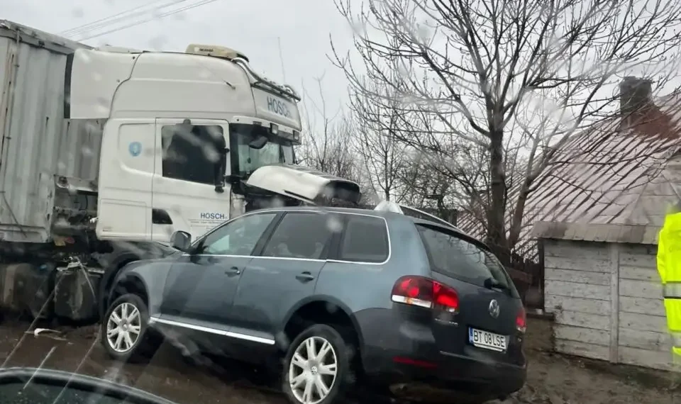 Pieton lovit de un Touareg scăpat de sub control, la Cumpărătura. SUV-ul s-a oprit într-un camion