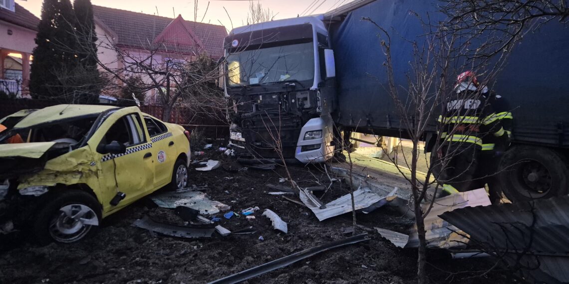 Detalii despre accidentul de la Dumbrăveni. Un TIR scăpat de sub control a lovit un taxi și l-a aruncat în curtea unei case