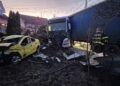 Detalii despre accidentul de la Dumbrăveni. Un TIR scăpat de sub control a lovit un taxi și l-a aruncat în curtea unei case