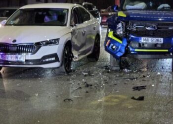 Accident rutier cu o autospecială de poliție aflată în misiune, în zona Policlinicii ”Areni” din Suceava. Trei persoane, printre care doi polițiști, au fost rănite