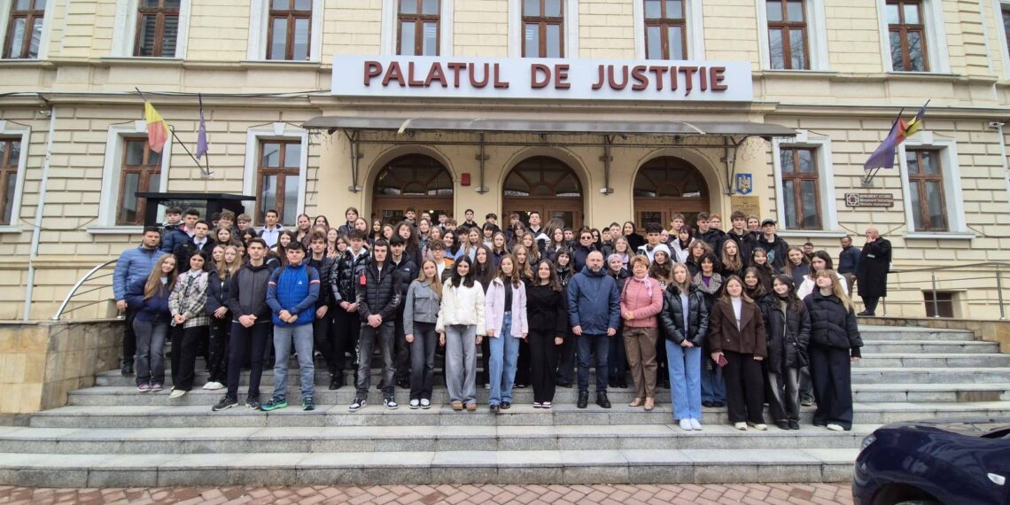 Elevii din Suceava, duși în sala de judecată. Lecții de drept direct de la judecători