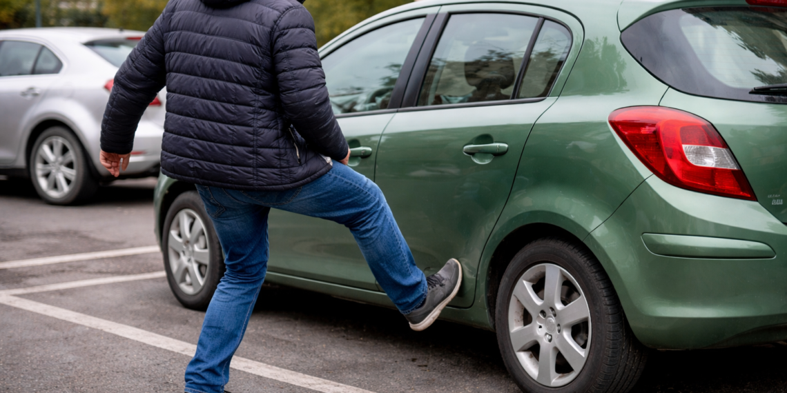 Decizie definitivă! Pedeapsă simbolică pentru un pensionar sucevean de 53 de ani care a lovit cu piciorul mașina unui vecin, supărat că i-a ocupat locul de parcare