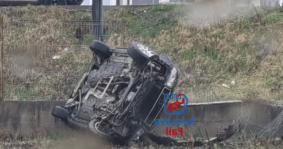 Un individ fără permis s-a răsturnat cu mașina în centrul comunei Marginea, în timp ce își plimba iubita. Bărbatul a fost prins la un kilometru după ce a fugit de la locul evenimentului