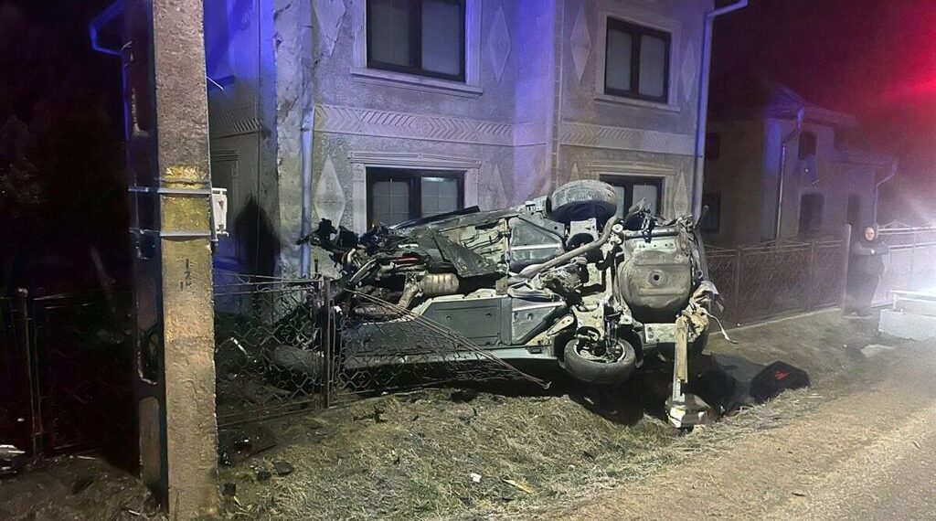 Tânărul care a făcut praf un BMW și a băgat în spital un adolescent în prima zi a lunii a fost reținut 24 de ore. Era băut, a lovit un podeț și s-a oprit într-o clădire