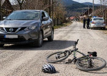 Copil de 13 ani, rănit într-un accident la Sadova după ce a intrat cu bicicleta în fața unei mașini
