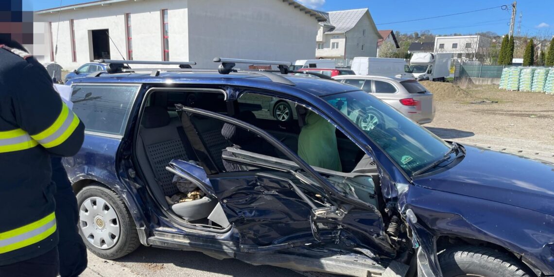 Femeie încarcerată după un accident la Bosanci. Trei victime, printre care și un copil de un an. Un șofer a încercat să întoarcă mașina fără a se asigura