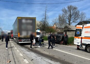 Cum s-a produs accidentul de la Cumpărătura. Șoferul a intrat cu mașina într-un camion după ce a încercat să evite un impact cu autoturismul din față