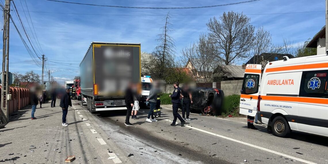 Accident rutier la Cumpărătura. Coliziune între un autoturism și un autotren. O persoană a fost transportată la spital