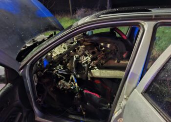Carosabilul umed și o curbă la stânga l-au ”ajutat” pe un șofer beat să se înfigă într-un parapet, la Fălticeni. Bărbatul a ajuns rănit la spital