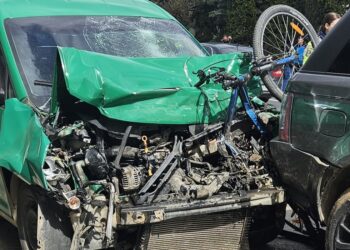 Accident grav la Vama între trei autoturisme și un biciclist. Două victime au fost transportate la spital