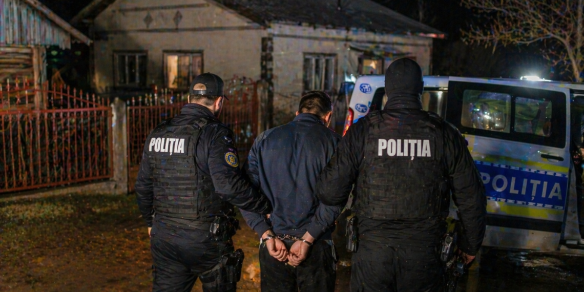 Tâlharii care au jefuit un bărbat de 7.000 de lei, în propria locuință din Udești, au fost arestați preventiv. Victima a fost bătută, strânsă de gât și amenințată cu toporul
