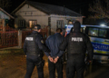Tâlharii care au jefuit un bărbat de 7.000 de lei, în propria locuință din Udești, au fost arestați preventiv. Victima a fost bătută, strânsă de gât și amenințată cu toporul