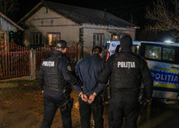 Tâlharii care au jefuit un bărbat de 7.000 de lei, în propria locuință din Udești, au fost arestați preventiv. Victima a fost bătută, strânsă de gât și amenințată cu toporul
