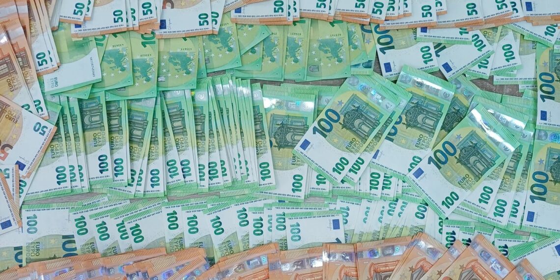 Peste 92.000 € și 43.000 $ descoperiți la frontieră asupra a doi ucraineni. Unul dintre ei a fost amendat cu 20.000 de lei