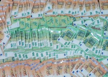 Peste 92.000 € și 43.000 $ descoperiți la frontieră asupra a doi ucraineni. Unul dintre ei a fost amendat cu 20.000 de lei