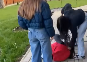 Bătaie între trei adolescente de 16 ani, în centrul comunei Zamostea, după un conflict mai vechi legat de un băiat. Polițiștii s-au autosesizat după apariția unei filmări pe Facebook