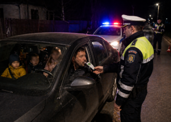 ”Deștept” din Frătăuții Vechi, ”felicitat” cu dosar penal, amenzi de aproape 10.000 de lei și 24 de ore în arest. Își plimba copiii cu o mașină fără ITP, fiind beat și având permisul anulat. Le-a dat polițiștilor datele fratelui