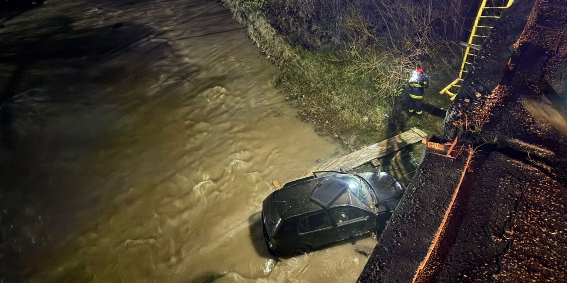 Detalii despre accidentul din Brodina, unde un autoturism a plonjat în albia râului Suceava. Șoferul a pierdut controlul într-o curbă