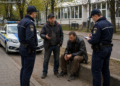 A sunat la 112 să-și denunțe prietenul de pahar că ar fi fugit cu 10 lei, banii pentru băutură. ”Hoțul” adormise. Polițiștii i-au ”bucurat” cu amenzi: apelantul – 2.500 de lei, iar tovarășul său – 500 de lei pentru consum în spațiul public