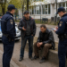 A sunat la 112 să-și denunțe prietenul de pahar că ar fi fugit cu 10 lei, banii pentru băutură. ”Hoțul” adormise. Polițiștii i-au ”bucurat” cu amenzi: apelantul – 2.500 de lei, iar tovarășul său – 500 de lei pentru consum în spațiul public