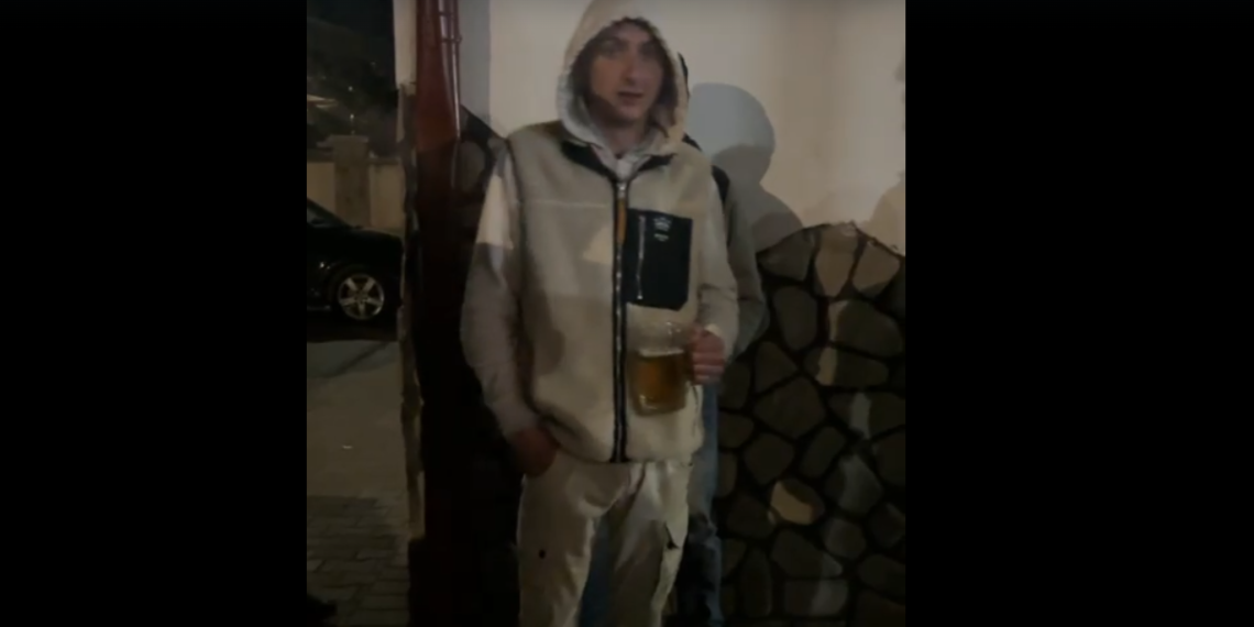 ”Tineret, mândria țării”… Cu halba în mână și tupeu alimentat de alcool, un tânăr le-a cerut polițiștilor o amendă de 1.000 de lei, dar a fost sancționat cu doar 500