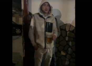 ”Tineret, mândria țării”… Cu halba în mână și tupeu alimentat de alcool, un tânăr le-a cerut polițiștilor o amendă de 1.000 de lei, dar a fost sancționat cu doar 500