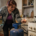 Bărbat din Preutești, la un pas să rămână fără locuință după ce concubina abțiguită a schimbat butelia și a ”testat” montajul cu un chibrit aprins. Pompierii au intervenit la timp