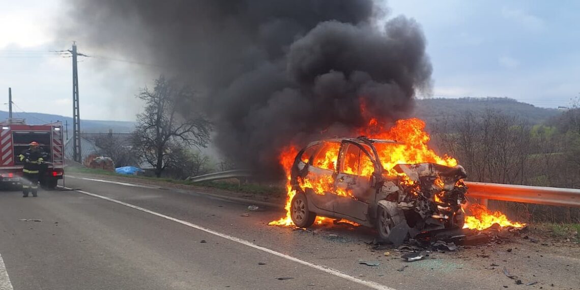 Accident rutier urmat de incendiu. Un autoturism dotat cu butelie GPL s-a făcut scrum