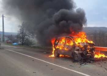 Accident rutier urmat de incendiu. Un autoturism dotat cu butelie GPL s-a făcut scrum
