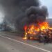 Accident rutier urmat de incendiu. Un autoturism dotat cu butelie GPL s-a făcut scrum