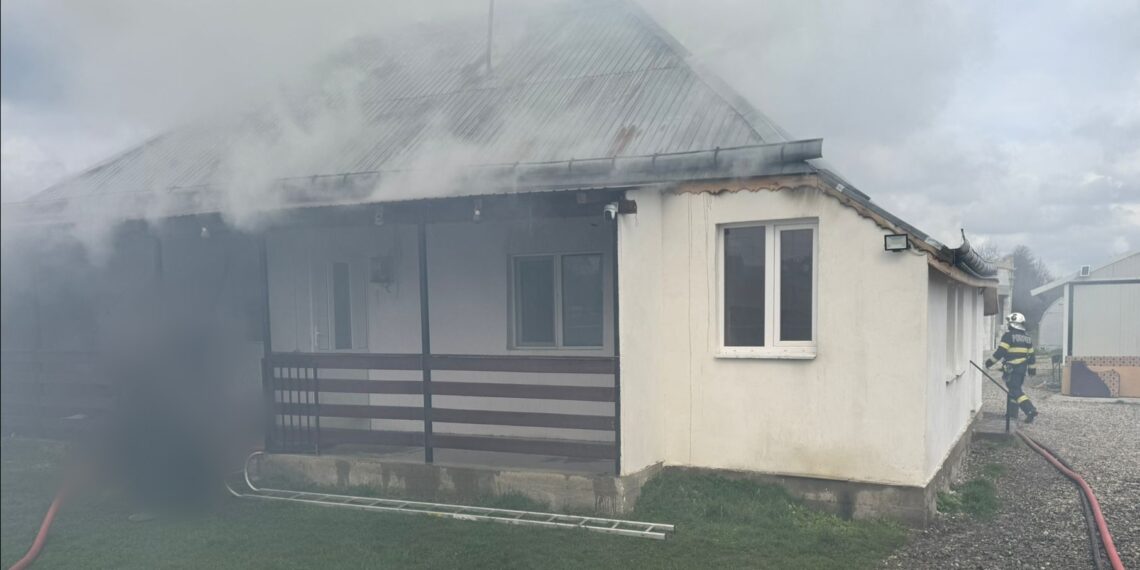 Intervenție a pompierilor la Bogdănești. Incendiu la o casă, provocat de coșul de fum, în Vinerea Mare