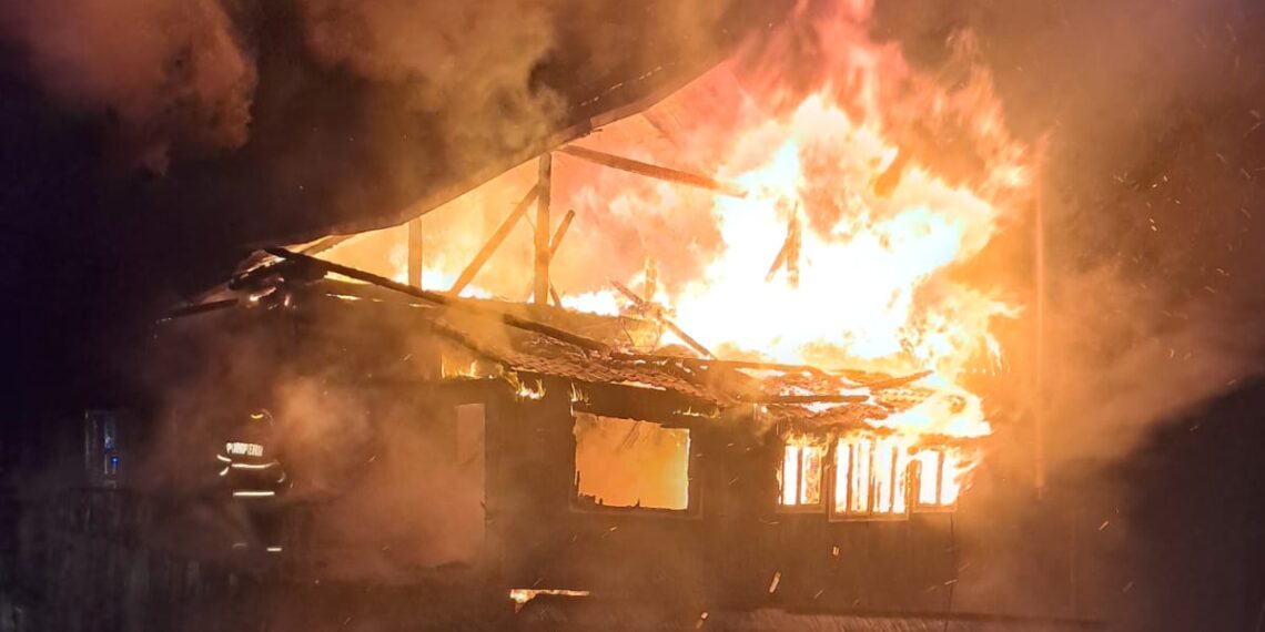 O casă din Brodina a ars ca o torță la miezul nopții. Proprietarii și copiii, salvați de un șofer aflat în trecere