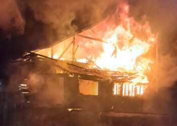 O casă din Brodina a ars ca o torță la miezul nopții. Proprietarii și copiii, salvați de un șofer aflat în trecere