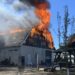 Incendiu violent la Mitocu Dragomirnei. O hală și un adăpost de animale au fost cuprinse de flăcări. O femeie de 36 de ani, transportată la spital cu arsuri pe 35–40% din suprafața corpului